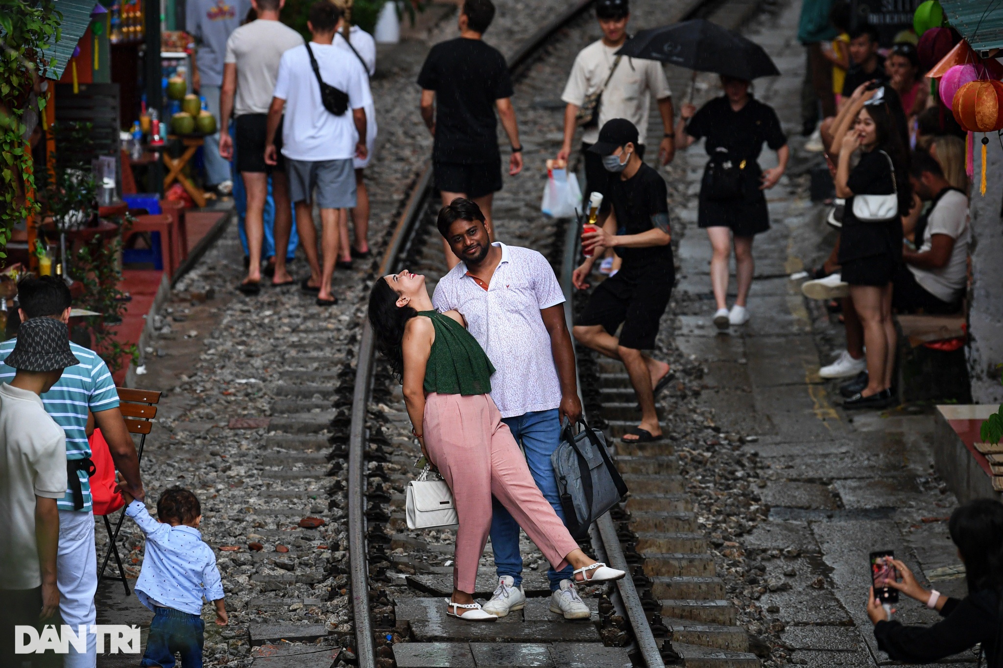 View - Phố cà phê đường tàu ở Hà Nội nhộn nhịp khách Tây, đông kín ngày cuối tuần | Báo Dân trí