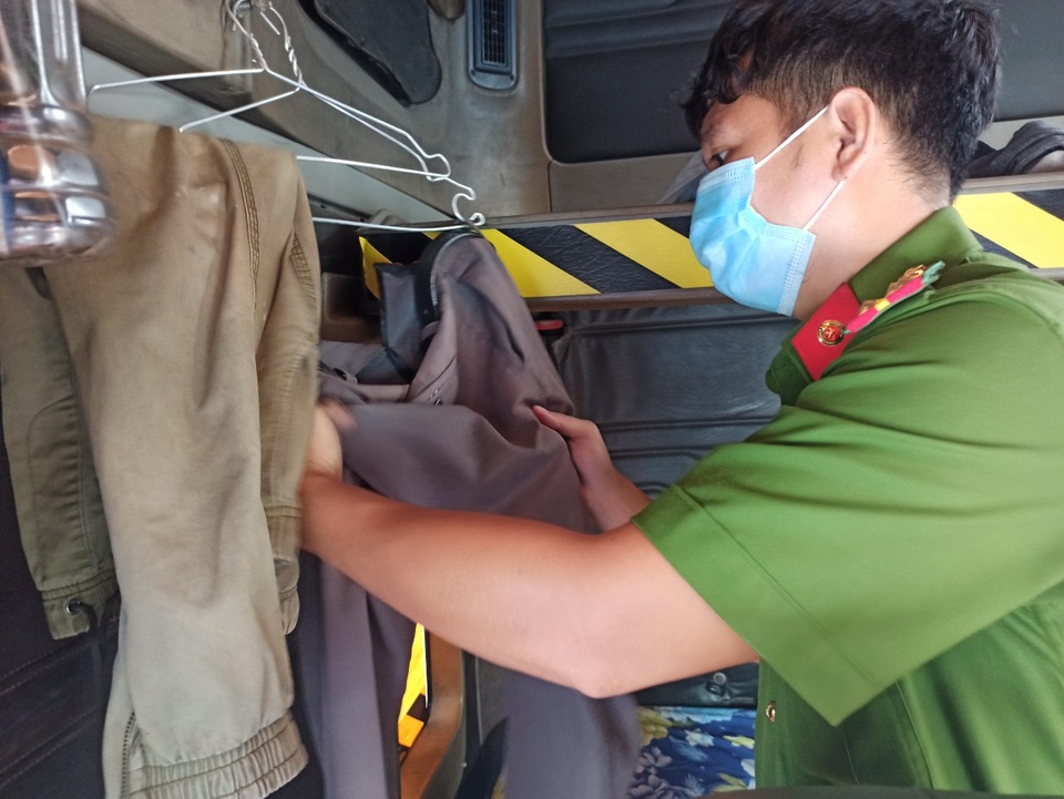 Hút thuốc lá bạn mời, tài xế container bị phạt 38 triệu đồng - 5 Hút thuốc lá bạn mời, tài xế container bị phạt 38 triệu đồng - 5