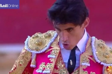 Giây phút người đấu bò Victor Barrio bị bò tót tấn công chí tử