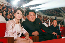 Ông Kim Jong-un "phá lệ" xem sao Hàn Quốc biểu diễn