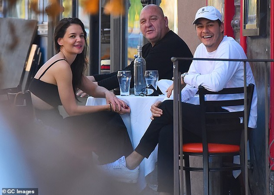 Katie Holmes cùng con gái đi sắm đồ Giáng sinh - 6 Katie Holmes cùng con gái đi sắm đồ Giáng sinh - 6