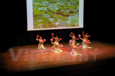 Du học sinh Việt Nam quảng bá văn hóa quê hương trên đất Anh