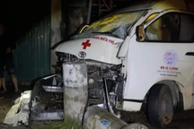 Xe cứu thương tông gãy cột điện, 3 người bị thương