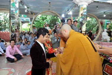 Vợ chồng Nguyễn Văn Chung lên chùa làm lễ