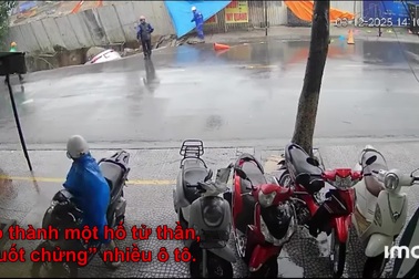 Khoảnh khắc hố tử thần xuất hiện trên đường Đà Nẵng, nuốt chửng nhiều ô tô