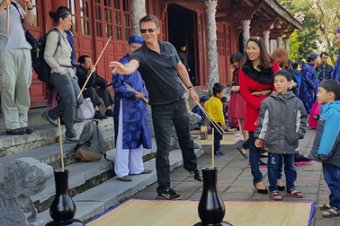 Sáng đầu năm mới nhộn nhịp trò chơi cung đình ở di tích Huế