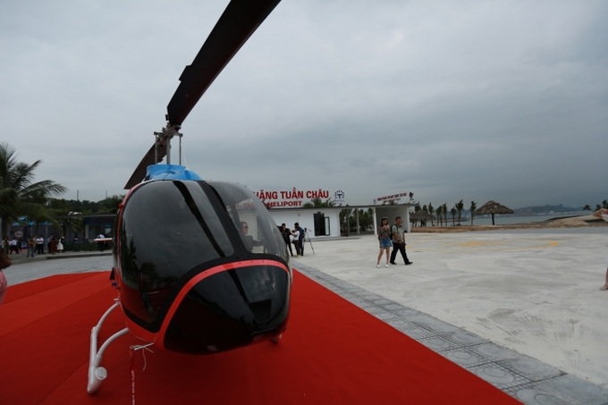 Cận cảnh bộ đôi trực thăng Bell 505 của FastSky vừa khai trương dịch vụ bay ngắm vịnh Hạ Long - Ảnh 2.