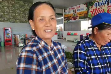 Người dân Ninh Thuận chia sẻ về bánh tét nghĩa tình