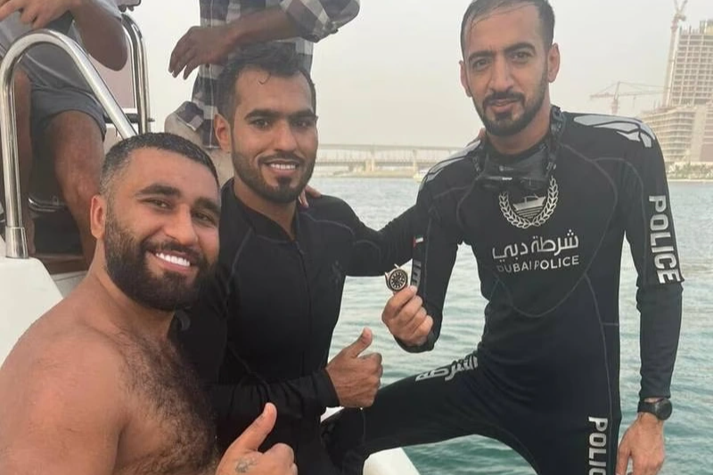 Đội thợ lặn thuộc lực lượng cảnh sát Dubai tìm thấy đồng hồ của du khách bị rơi dưới nước chỉ sau 30 phút (Ảnh: Dubai Police).