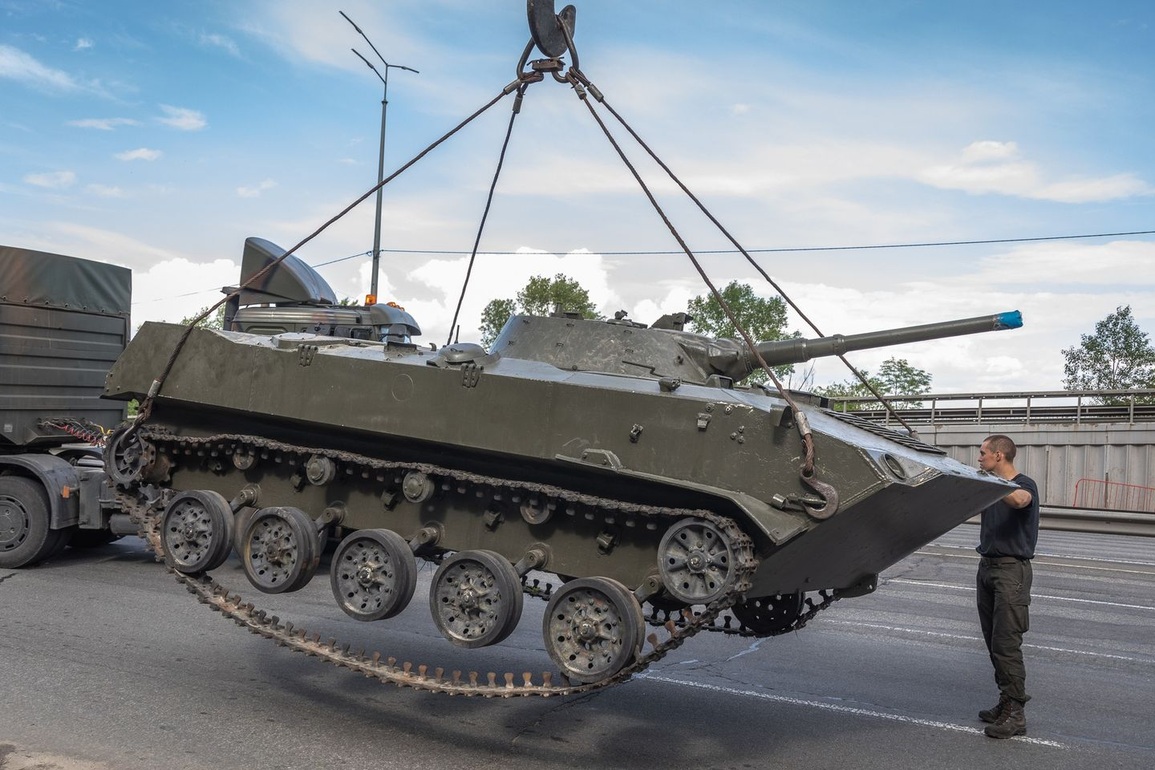 Ukraine từng sử dụng xe thiết giáp trong bảo tàng để phòng thủ Kiev - 1 Ukraine từng sử dụng xe thiết giáp trong bảo tàng để phòng thủ Kiev - 1