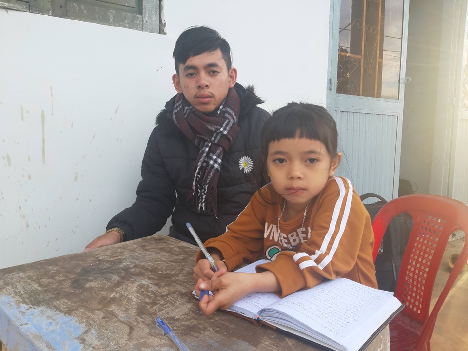 Thương cảnh anh em mồ côi trong căn nhà thế chấp, anh phụ hồ nuôi em ăn học - 1 Thương cảnh anh em mồ côi trong căn nhà thế chấp, anh phụ hồ nuôi em ăn học - 1