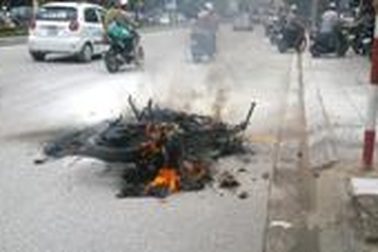 Xe máy cháy rụi khi đang chạy trên đường