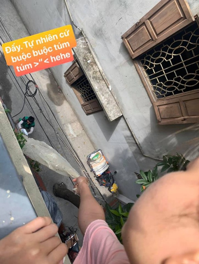 Thòng dây từ tầng 3 xuống để nhận hàng, 2 cô gái bật cười vì phản ứng của shipper vào phút cuối - Ảnh 2. Thòng dây từ tầng 3 xuống để nhận hàng, 2 cô gái bật cười vì phản ứng của shipper vào phút cuối - Ảnh 2.