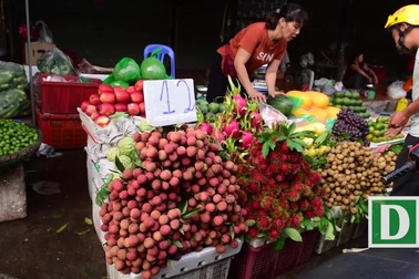 Rượu nếp, hoa quả đắt hàng ngày Tết Đoan Ngọ