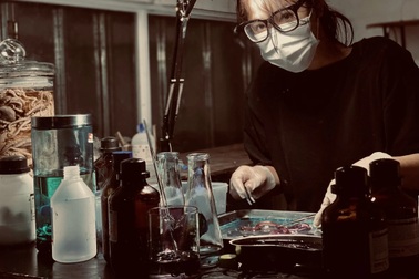 Cô nàng 10x đam mê độc lạ bộ môn "tiêu bản nhuộm xương"