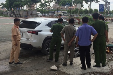 Hàng chục người nâng xe Lexus giải cứu một phụ nữ kẹt dưới gầm