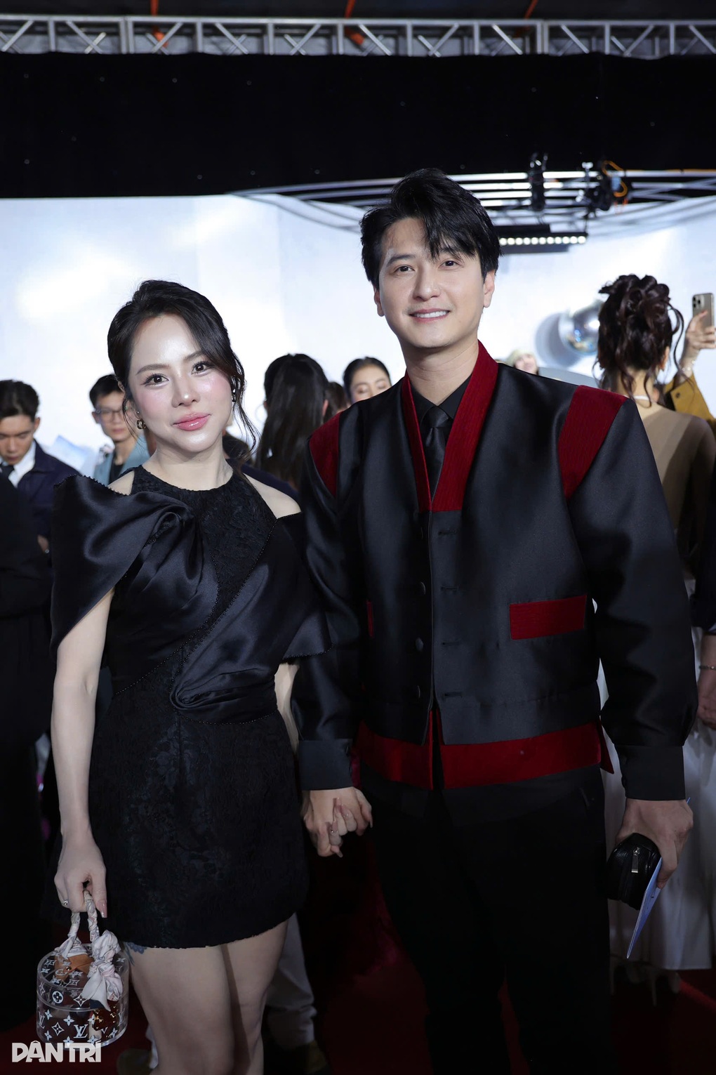 Huỳnh Anh và vợ hơn 6 tuổi mặc đồ đôi, tình tứ trên thảm đỏ ở Hà Nội - 2 Huỳnh Anh và vợ hơn 6 tuổi mặc đồ đôi, tình tứ trên thảm đỏ ở Hà Nội - 2