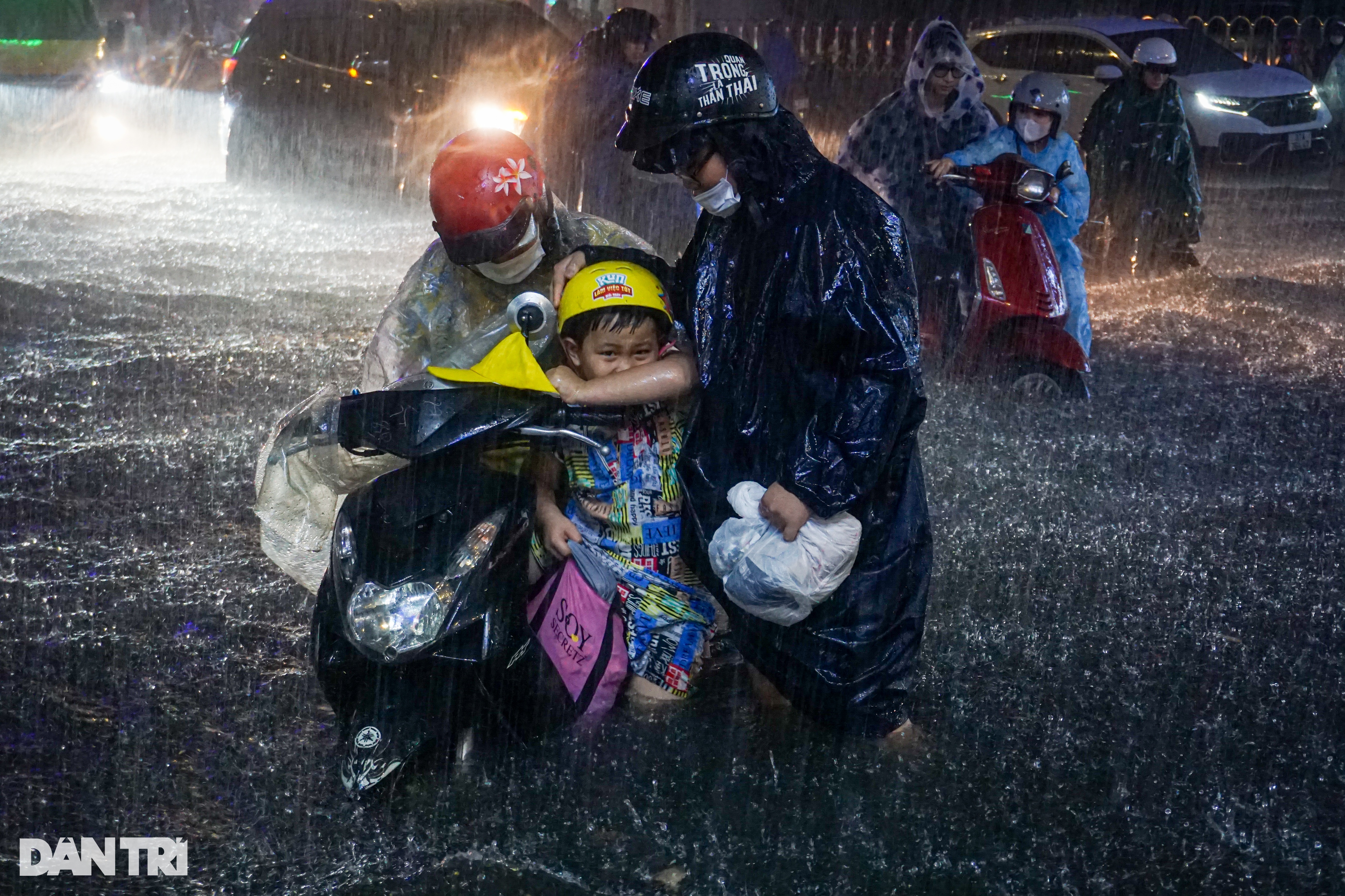Mưa xối xả, người dân Đà Nẵng chật vật lội nước về nhà - 6