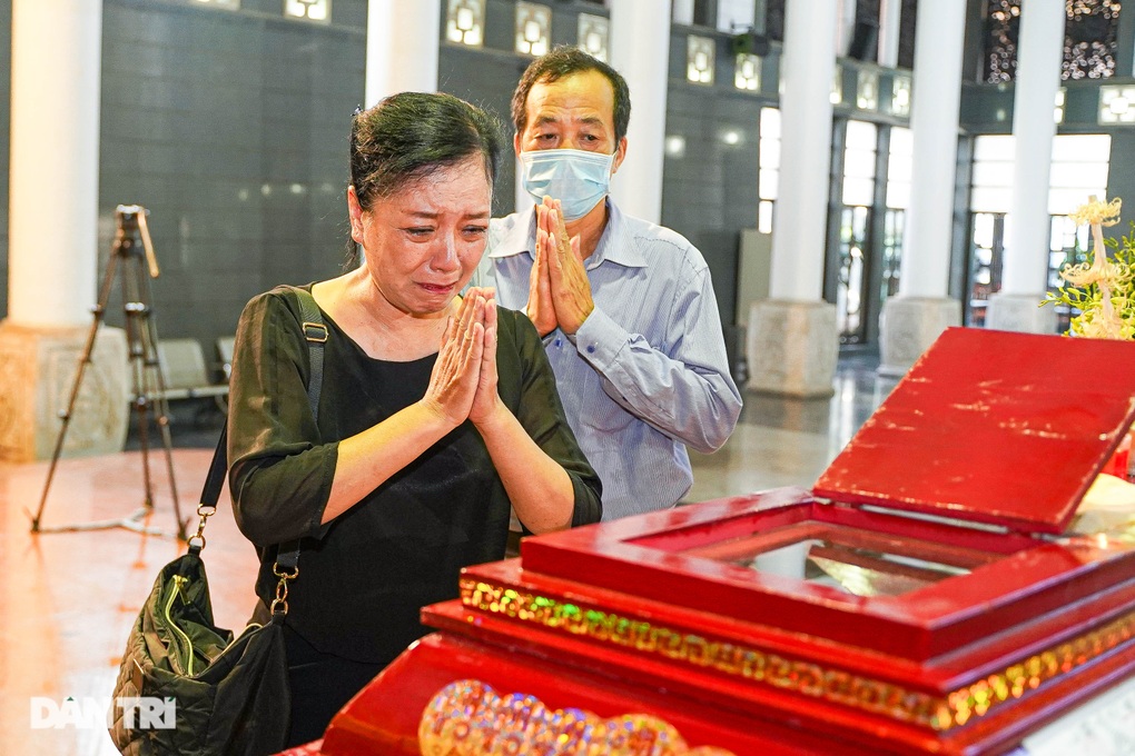 NSƯT Chiều Xuân bật khóc bên linh cữu NSND Bùi Đình Hạc - 6 NSƯT Chiều Xuân bật khóc bên linh cữu NSND Bùi Đình Hạc - 6