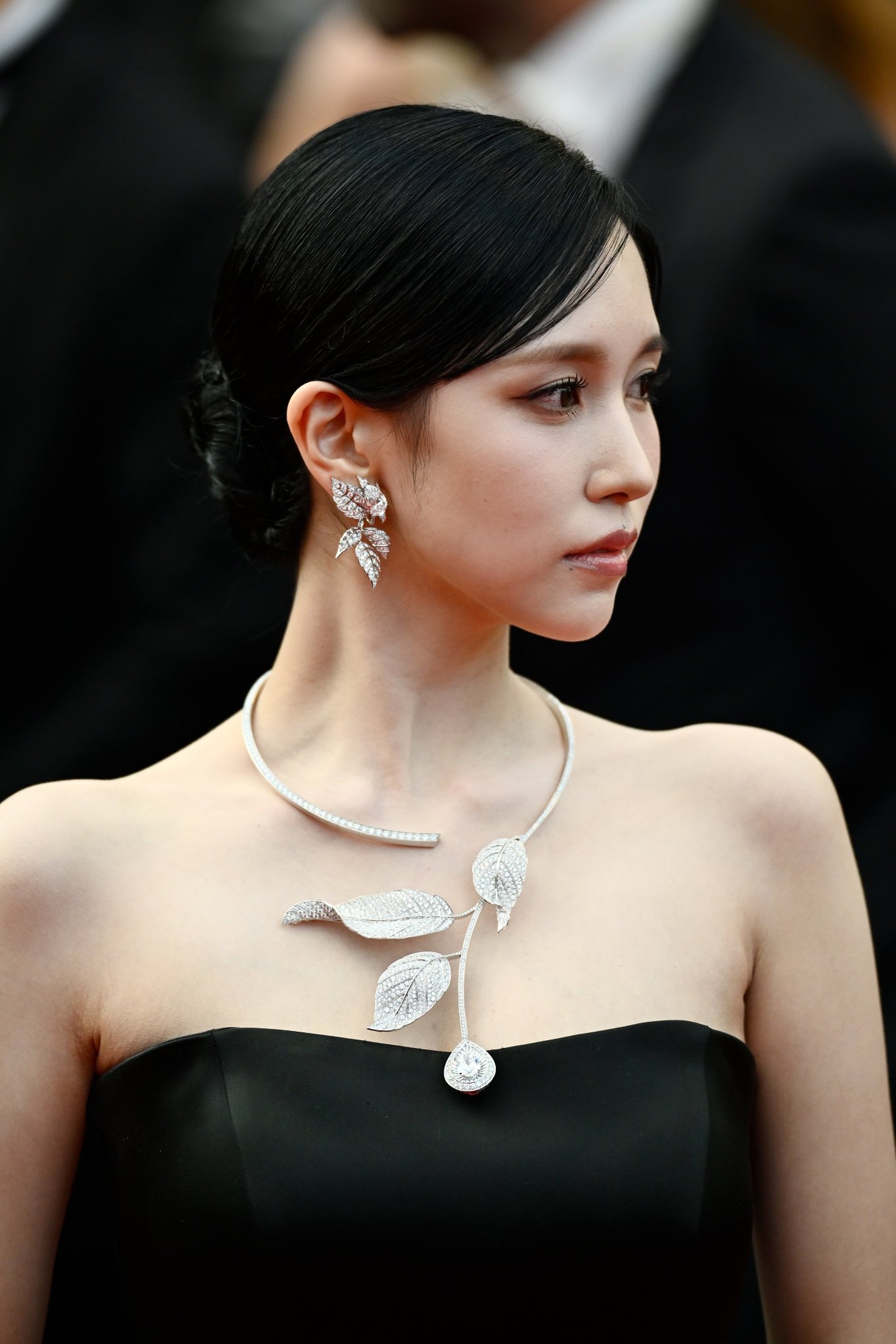 តារាអាស៊ីនៅទីក្រុង Cannes៖ ខ្លះត្រូវបានគេសរសើរ ខ្លះត្រូវបានទាត់ចោលលើកម្រាលព្រំក្រហម - ៦ Dàn sao châu Á tại Cannes: Người được tung hô, người bị đuổi khỏi thảm đỏ - 6
