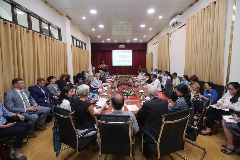 Đoàn Nghị sĩ Hoa Kỳ thăm TT Phục hồi chức năng và Trợ giúp trẻ khuyết tật - 3 Đoàn Nghị sĩ Hoa Kỳ thăm TT Phục hồi chức năng và Trợ giúp trẻ khuyết tật - 3