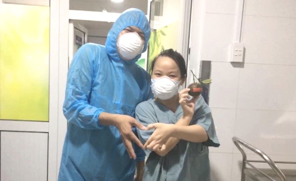 Nhân viên y tế Đà Nẵng xúc động nhận quả cam có lời nhắn nhủ “chờ trở về” - 2 Nhân viên y tế Đà Nẵng xúc động nhận quả cam có lời nhắn nhủ “chờ trở về” - 2