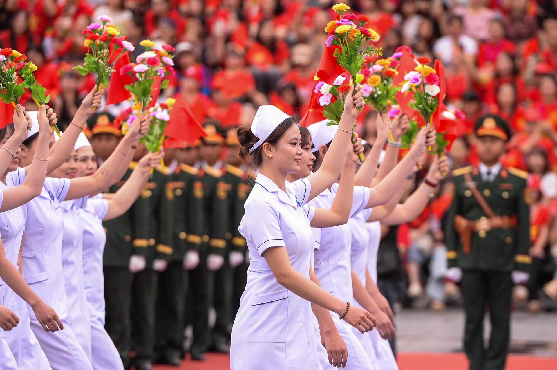 Các bóng hồng rạng rỡ trong lễ kỷ niệm 70 năm Giải phóng Hải Phòng - 3 Các bóng hồng rạng rỡ trong lễ kỷ niệm 70 năm Giải phóng Hải Phòng - 3
