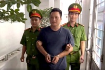 Tạm giữ người đàn ông chặn đầu ô tô, đập nát kính chắn gió ở TPHCM