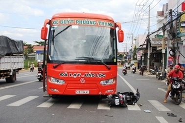 Xe buýt tông xe máy, 2 người thương vong