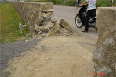 Nhiều đoạn trạch đê chống lũ bị dân phá