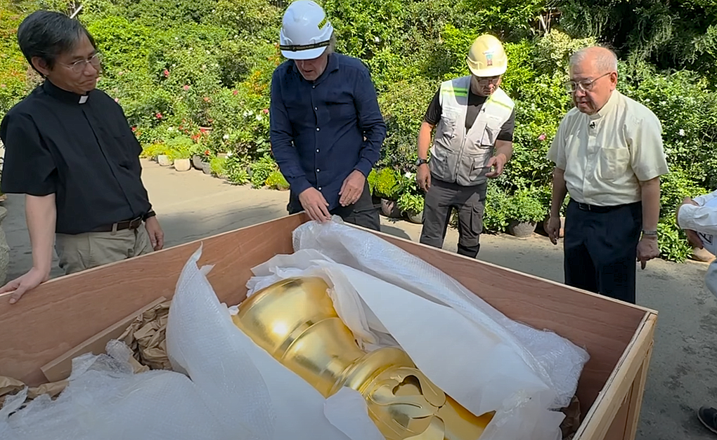 Thay hai Thánh giá ở Nhà thờ Đức Bà Sài Gòn bằng thép nguyên khối mạ vàng - 1 Thay hai Thánh giá ở Nhà thờ Đức Bà Sài Gòn bằng thép nguyên khối mạ vàng - 1