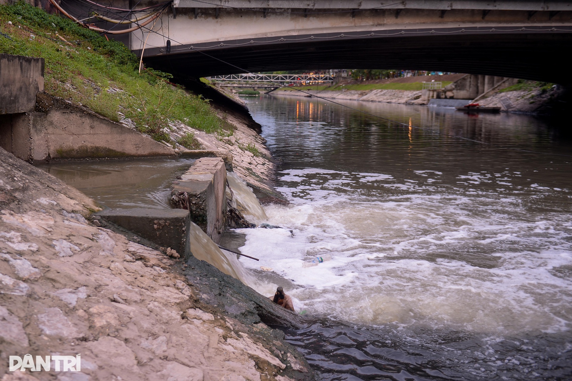 Dòng nước hôi thối vẫn ồ ạt chảy vào sông Tô Lịch trước ngày hồi sinh - 10