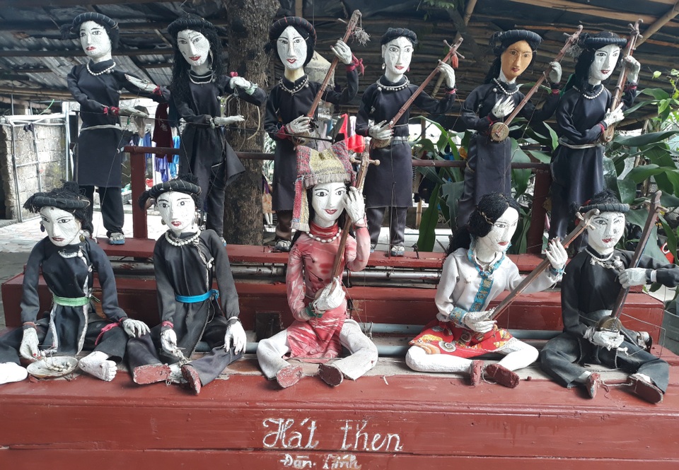 Lão nông xứ Nghệ biến đồ phế liệu thành dàn rối điện độc đáo - 2 Lão nông xứ Nghệ biến đồ phế liệu thành dàn rối điện độc đáo - 2