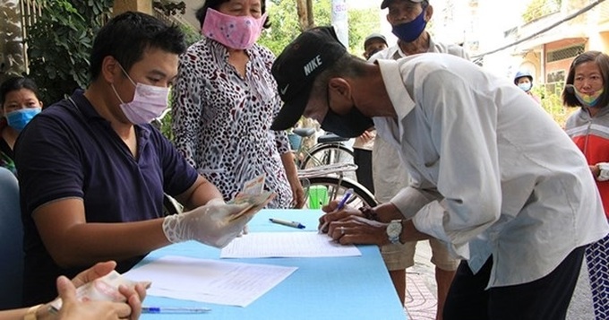 Hỗ trợ các hộ nghèo vượt qua khó khăn. Ảnh minh họa