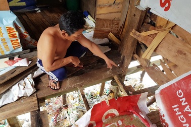 Triều cường tấn công nhà chồ ở Nha Trang, nhiều người mắc kẹt