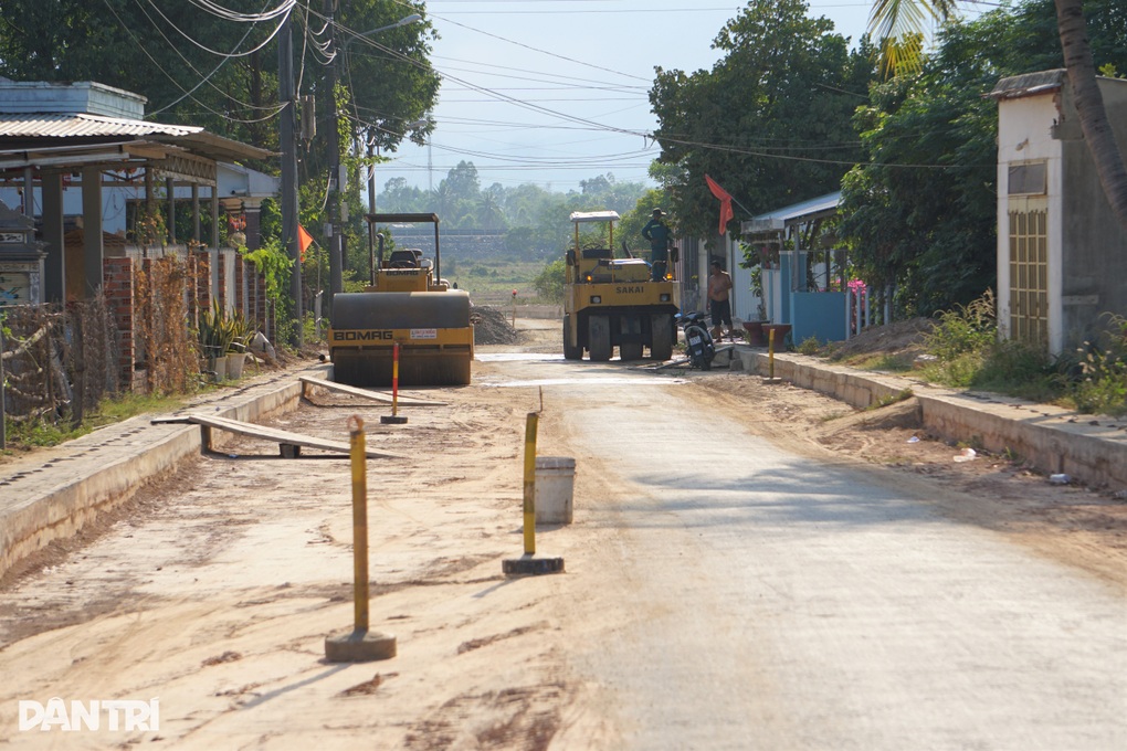 Đường gần 2km làm 2 năm chưa xong, dân bắc cầu đưa xe vào nhà - 3 Đường gần 2km làm 2 năm chưa xong, dân bắc cầu đưa xe vào nhà - 3