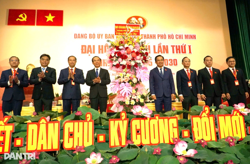 Đại hội đầu tiên của Đảng bộ UBND TPHCM đánh dấu giai đoạn phát triển mới - 1 Đại hội đầu tiên của Đảng bộ UBND TPHCM đánh dấu giai đoạn phát triển mới - 1