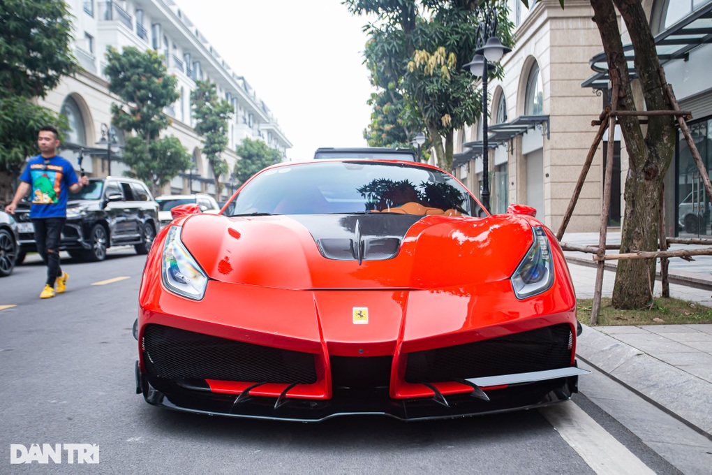 Ferrari 488 GTB từng vướng lùm xùm lăng mạ CSGT tiếp tục được rao bán - 2 Ferrari 488 GTB từng vướng lùm xùm lăng mạ CSGT tiếp tục được rao bán - 2