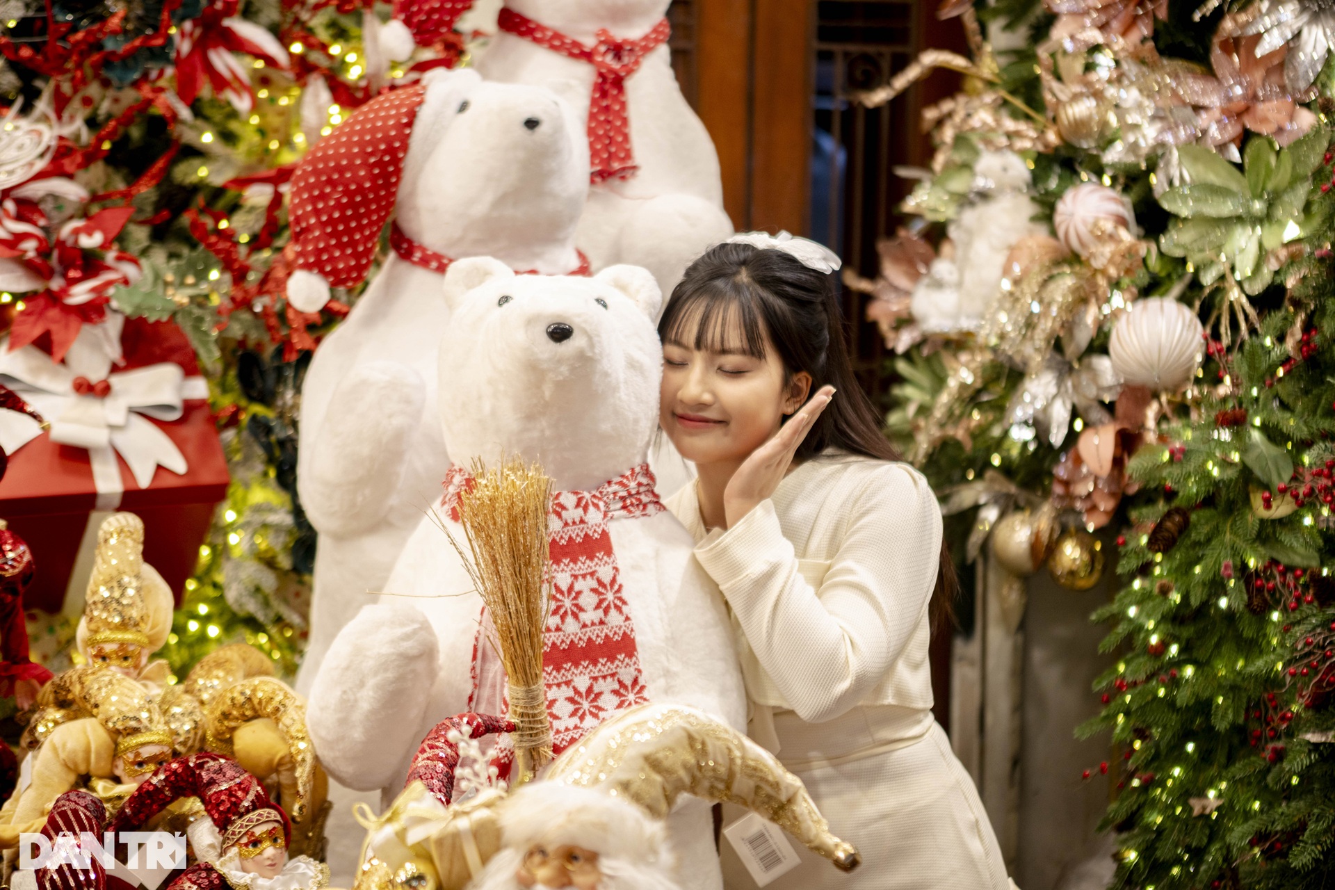 Không khí sôi động đón Noel sớm trên đường phố Hà Nội - 6 Không khí sôi động đón Noel sớm trên đường phố Hà Nội - 6