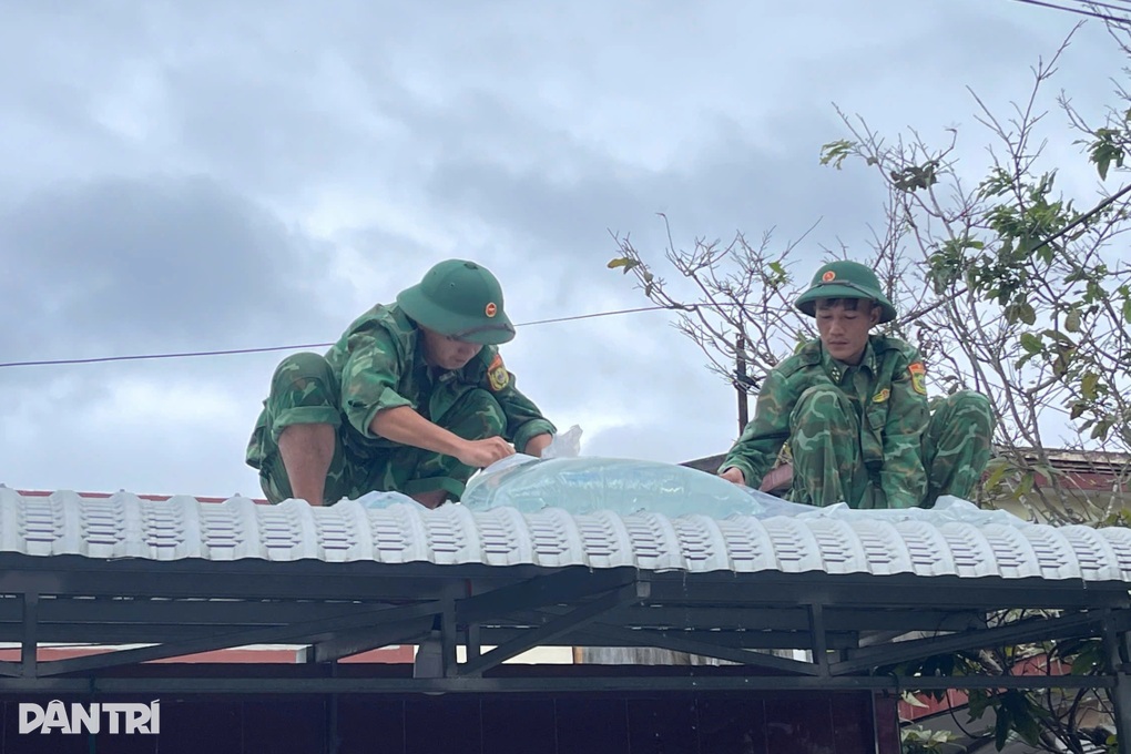 Bộ đội, công an chạy đua giúp dân trước khi bão Kalmaegi đổ bộ - 3 Bộ đội, công an chạy đua giúp dân trước khi bão Kalmaegi đổ bộ - 3