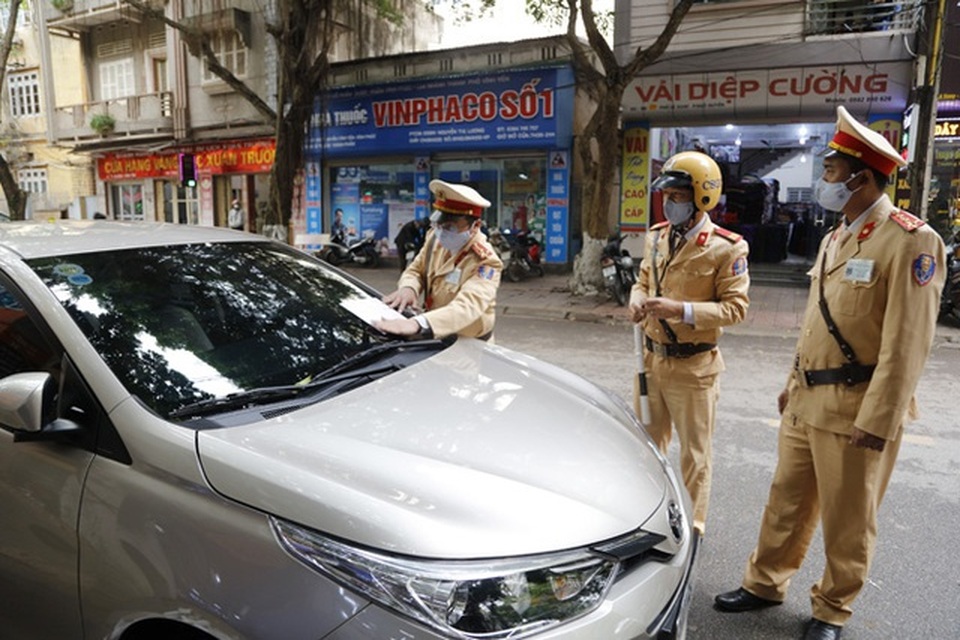 Trường hợp nào CSGT được kiểm tra cốp xe, điện thoại của người đi đường? - 1 Trường hợp nào CSGT được kiểm tra cốp xe, điện thoại của người đi đường? - 1