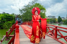 Áo dài "Dấu ấn thời gian" của NTK Hoàng Ly xác lập kỷ lục Guiness Việt Nam