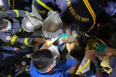 Hà Nội: Xây nhà không phép, giàn giáo sập đè 1 người mắc kẹt