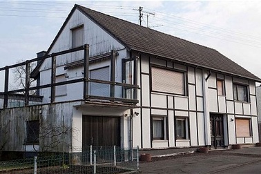 Bố dượng cưỡng hiếp và sinh 8 con với con riêng của vợ