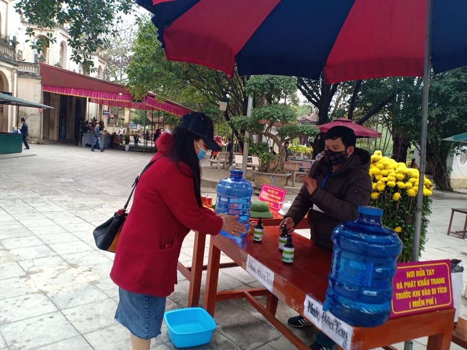 Nhiều đền, chùa vắng khách đi lễ do lo ngại virus corona - 2