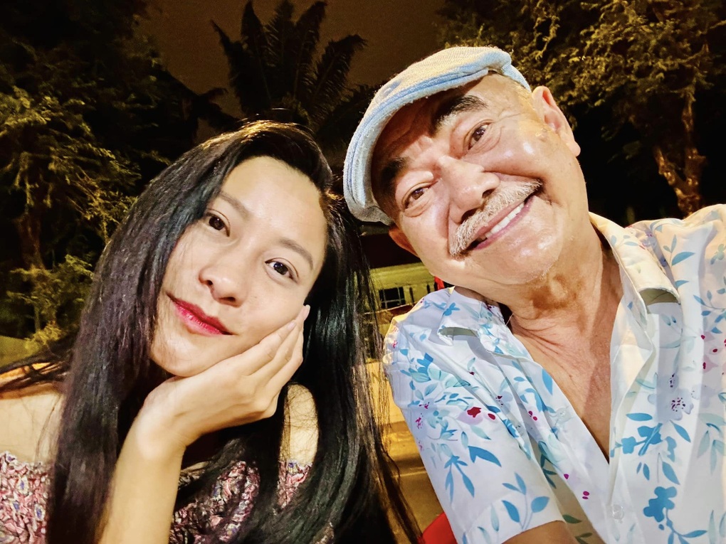 NSND Việt Anh lên tiếng về nghi vấn đang yêu cô gái trẻ - 1 NSND Việt Anh lên tiếng về nghi vấn đang yêu cô gái trẻ - 1