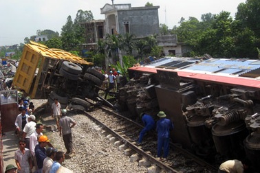 Tông phải xe ben, 3 toa tàu “bay” khỏi đường ray