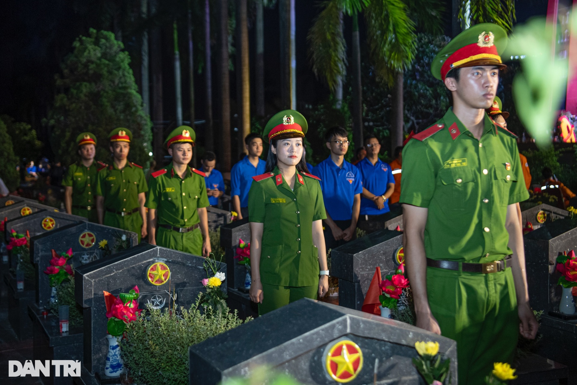 Bộ trưởng Quốc phòng Phan Văn Giang tri ân các anh hùng liệt sĩ tại Hà Nội - 9 Bộ trưởng Quốc phòng Phan Văn Giang tri ân các anh hùng liệt sĩ tại Hà Nội - 9