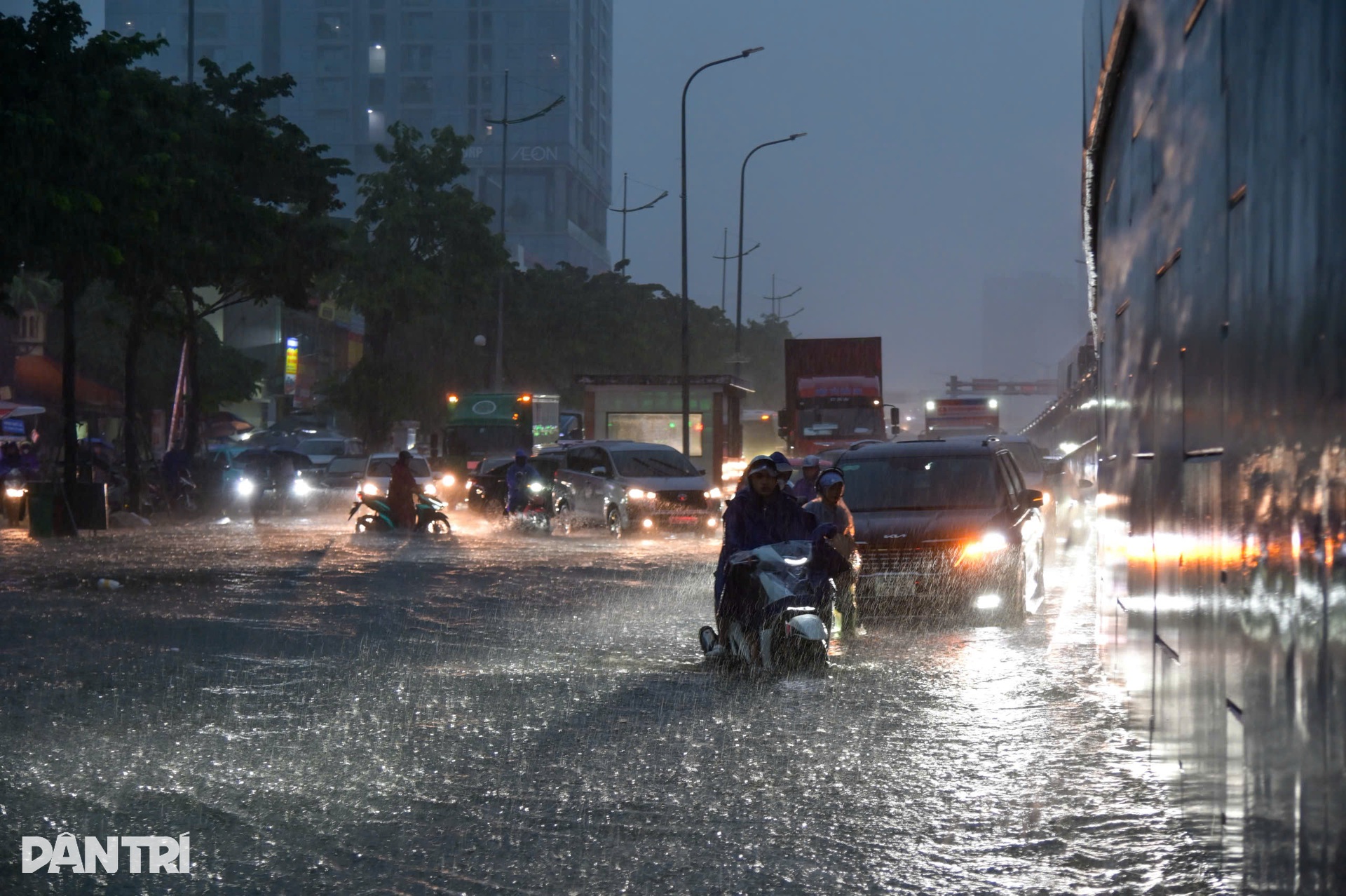 Hà Nội mưa lớn từ sáng sớm, phố phường ngập sâu, xe cộ chết máy hàng loạt - 2 Hà Nội mưa lớn từ sáng sớm, phố phường ngập sâu, xe cộ chết máy hàng loạt - 2