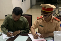 Tài xế bị tước bằng lái vì chở người trên thùng xe tải